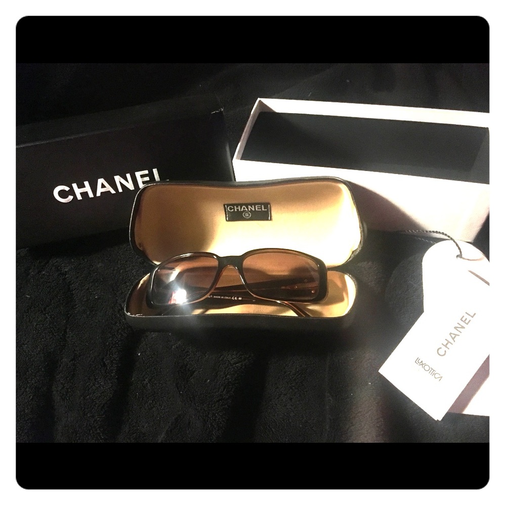 Black and tortoise shell Chanel sunnies